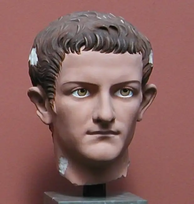 Прижизненный бюст Калигулы, на котором реставраторы попытались восстановить ту раскраску, которая присутствовала на нем в момент создания