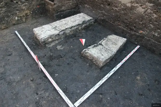 В центре Костромы археологи обнаружили надгробную плиту с изображением трёхконечного посоха с «яблоком»