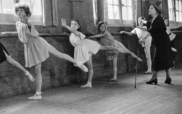 Кшесинская в своей балетной школе.