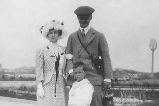 Матильда Кшесинская с Великим князем Андреем Владимировичом и сыном Володей.
