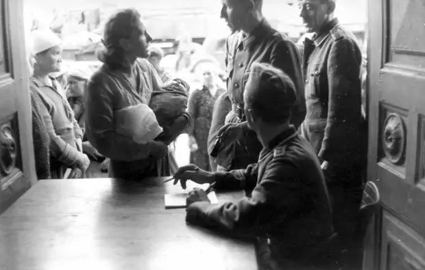 1941. Местные жители на регистрации в оккупированном Могилеве.