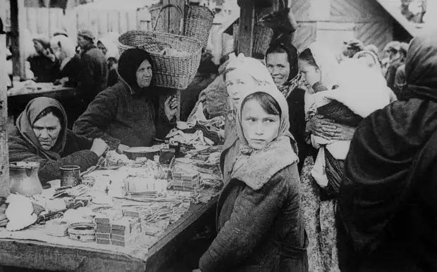 1942. Женщины у лотка на рынке в оккупированном Борисове