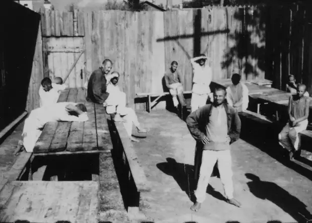 1941. Пациенты психиатрической больницы в деревне Новинки под Минском во время визита рейхсфюрера СС Г. Гиммлера