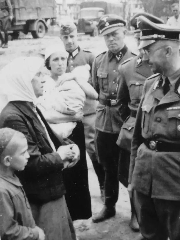 1941. Рейхсфюрер СС Генрих Гиммлер разговаривает с крестьянами во время инспекционной поездки по Белоруссии