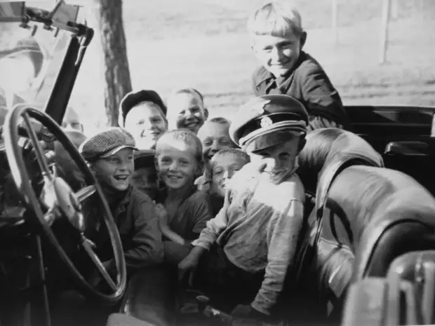 1941. Дети в автомобиле рейхсфюрера СС Г. Гиммлера в деревне Новинки