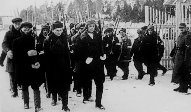 1941. Отряд вспомогательной полиции выходит на улицу населенного пункта вблизи оккупированного Минска