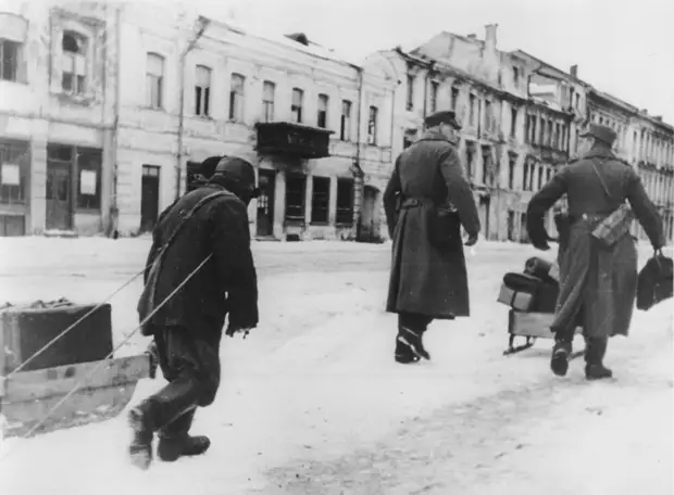 1941. Местный житель везет вещи немецких солдат по улице оккупированного Витебска