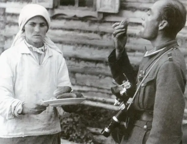 1941. Немецкий военный фотокорреспондент пробует огурцы в белорусской деревне