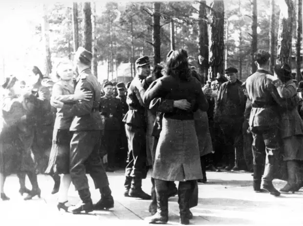 1943. Немецкие солдаты танцуют с местными девушками на улице оккупированного Полоцка