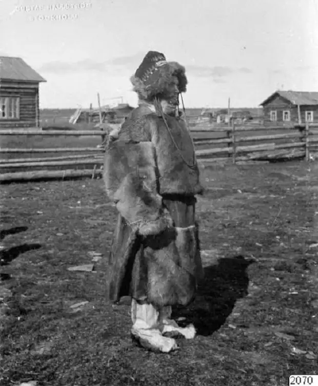 Местный житель в селе Ловозеро, 1910 год. Архангельская губерния.