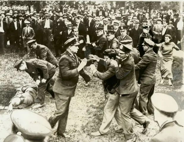 1934. Полицейские арестовывают коммунистических демонстрантов, Вустер, штат Массачусетс