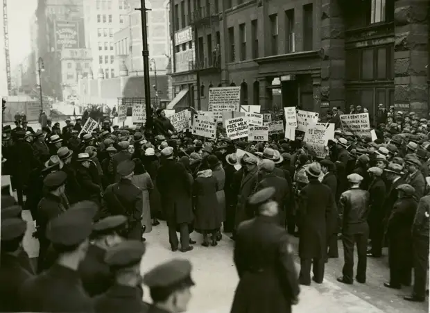 1932. Коммунистический митинг протеста возле Эмпайр-стейт-билдинг, Нью-Йорк