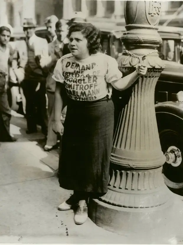 1933.Мария Брукс приковала себя наручниками к фонарному столбу в знак протеста против суда над поджигателями рейхстагаФиладельфия, 