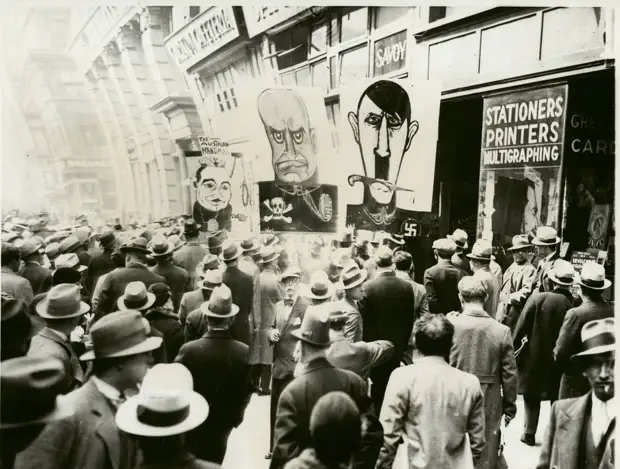 1934. Карикатуры с Муссолини, Гитлером и Дольфусом на первомайской демонстрации в Нью-Йорке