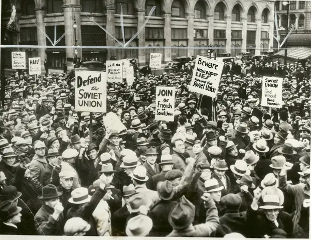 1934. Толпы сторонников Советского Союза за пределами Купер Юнион, Нью-Йорк,
