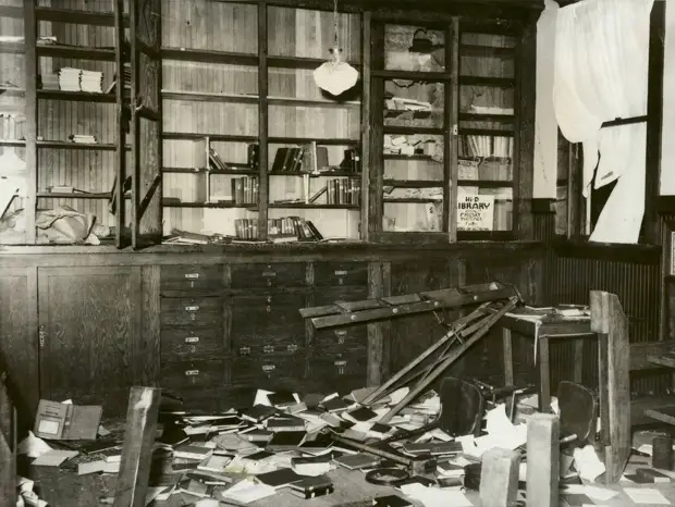 1934. Уничтожение коммунистической литературы во время рейда в Беркли