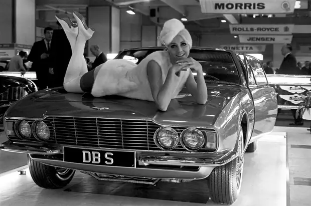 Девушки и автомобили на Британском автосалоне. Лондон, 1967 год.