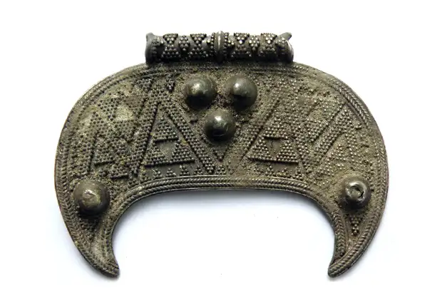 Серебряная лунница со сканью и зернью, X–XI вв