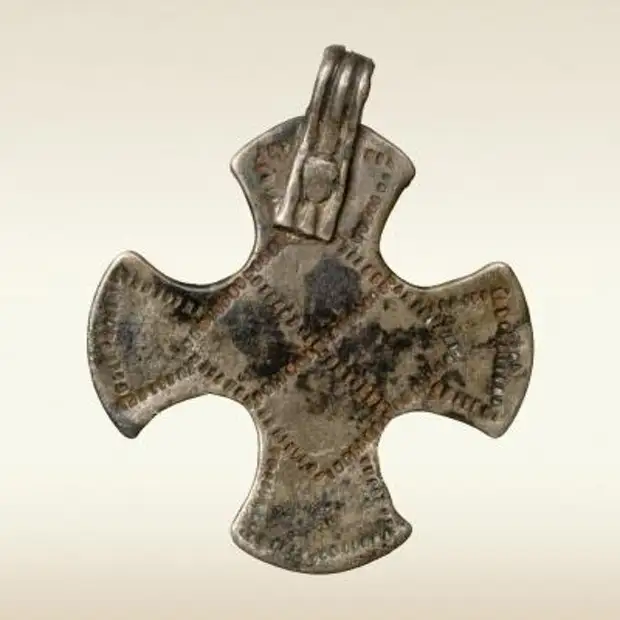 Нательный крестик, инвентарь женского погребения 10 века. Киев