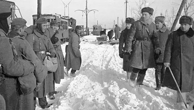Советские офицеры проходят мимо немецких пленных. Сталинград, январь 1943 года. Архивное фото