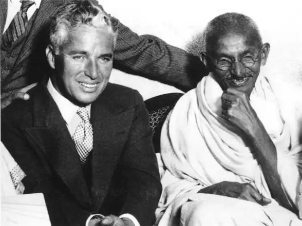 Чаплин и Махатма Ганди, Лондон. 23 сентября, 1931 год (Wikimedia / encyclopedia.quickseek.com)
