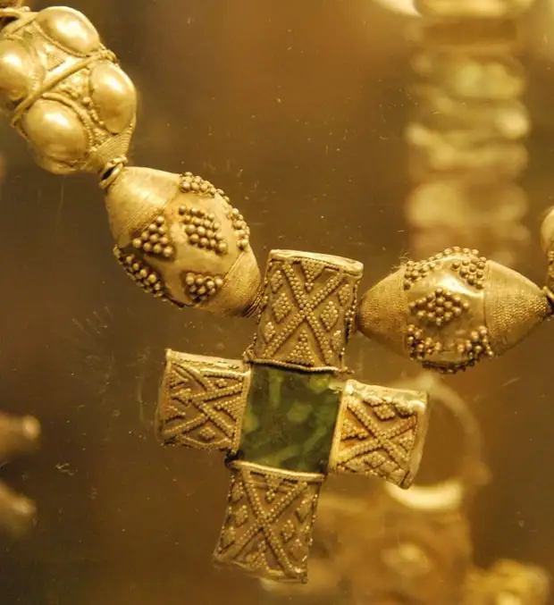 Ожерелья и трехбусинные кольца из рязанских кладов. XII-XIII вв.