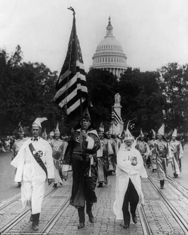 Ку-клукс-клан идет по Вашингтону: шокирующие фото 1920-х годов