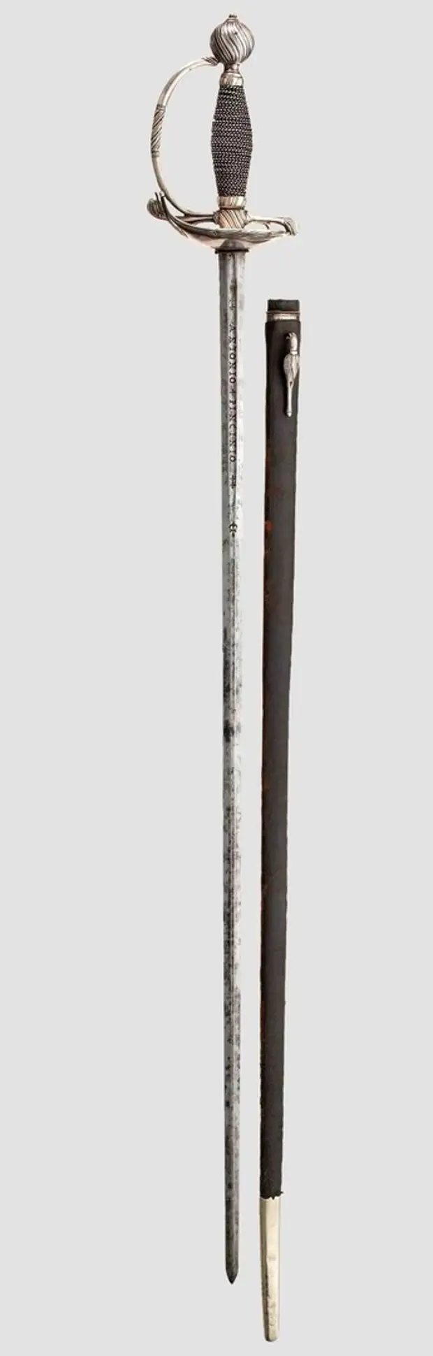 Украшенный серебром и гравировкой меч с ножнами.
