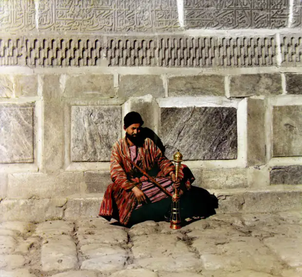Богатый местный житель в центре Самарканда в начале 20 века. 