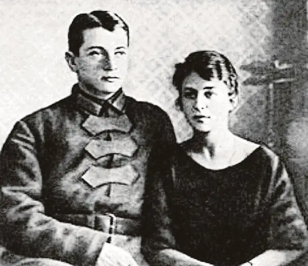 Тухачевский со второй женой Ниной Гриневич. Она тоже была арестована и в 1941 году расстреляна. Фото: youtube.com 