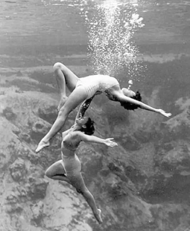 Эротические снимки девушек под водой... Сложно поверить, но эти фотографии были сняты в 1938 году