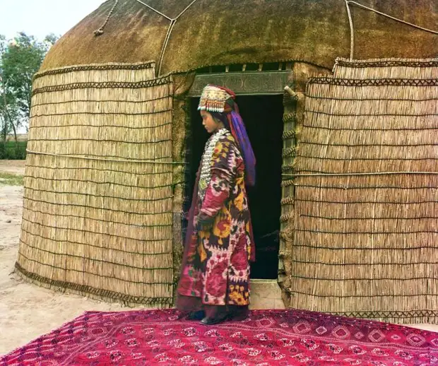 Туркменская женщина стоит на ковре перед входом в юрту. С.М. Прокудин-Горский, 1911 год. | Фото: commons.wikimedia.org.