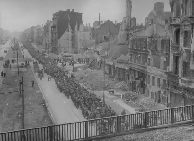 Колонна немецких пленных на марше в Берлине.