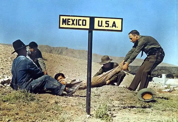 Пограничный патруль США пытается перетянуть преступника через границу, чтобы он не убежал в Мексику. 1920 год.