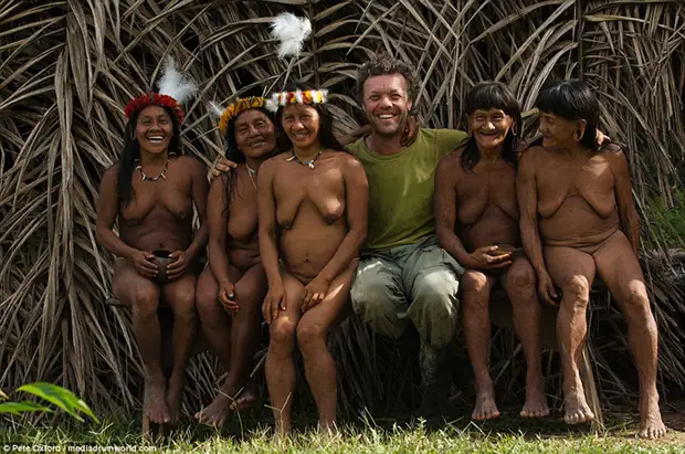 Пит Оксфорд с индейцами из племени ваорани
