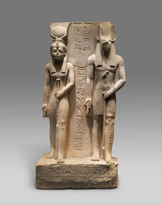 Исида и Упуаут. Статуя эпохи Рамессидов, XIII в. до н.э. (с) Фото — Музей Метрополитен.