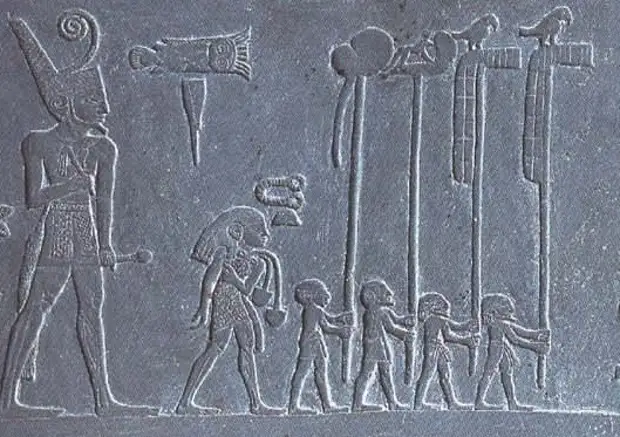 Перед царём Нармером, объединителем Египта, несут штандарты. На третьем справа изображён Упуаут. Деталь палетки Нармера, начало III тысячелетия до н.э., I династия. (с) Фото - Wikimedia Commons.