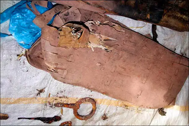 Уникальный колчан средневекового лучника найденые на Алтае.