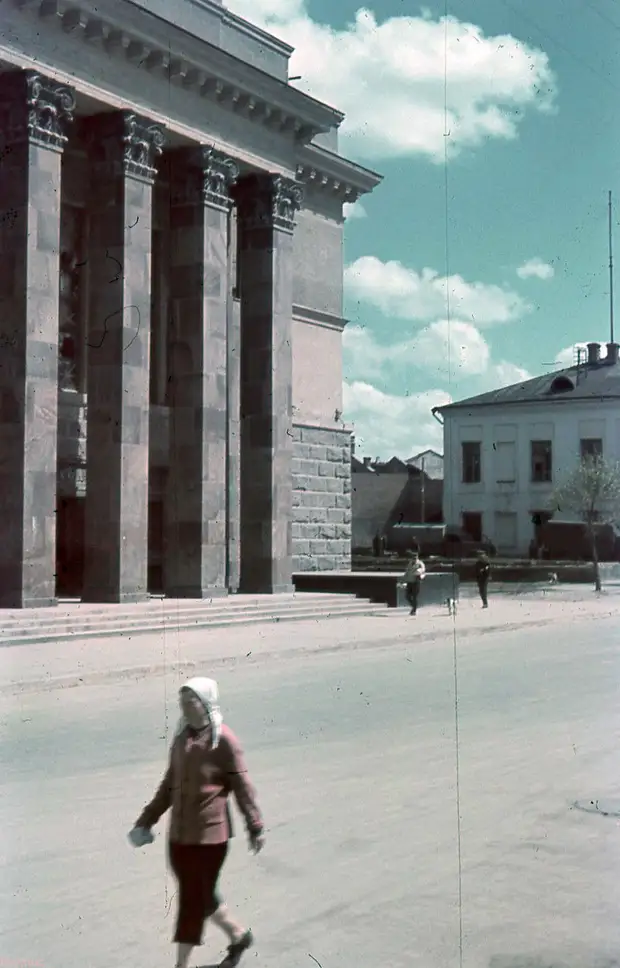 1942. Перед Драматическим театром