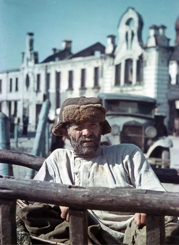 1942. Смоленский крестьянин на Сенной площади
