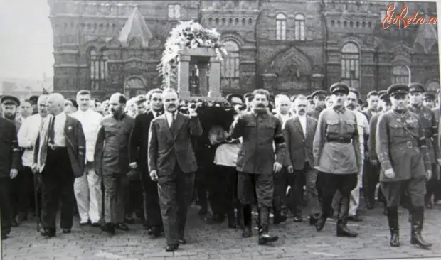 Иосиф Сталин помогает нести урну с прахом Максима Горького, 21 июня 1936 года.