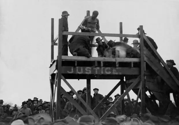 Родственники убитого ребенка пытают преступника раскаленным железом, а после сжигают на костре. Техас, США, 1893 | Фото: glavpost.com