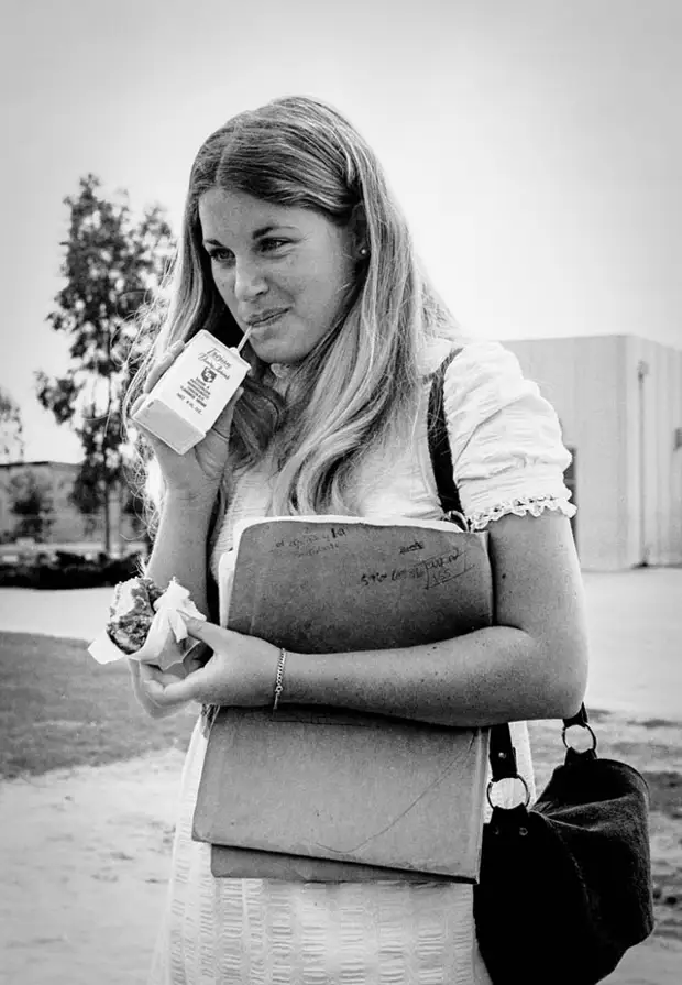 Портреты студенток из небольшого калифорнийского городка Los Alamitos, снятые их сокурсником в 1970-73 годах.