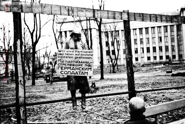 Фотодокумент о зверствах гитлеровских мерзавцев во временно оккупированном городе Минске. Виселица на площади у Минского Дома Красной Армии
