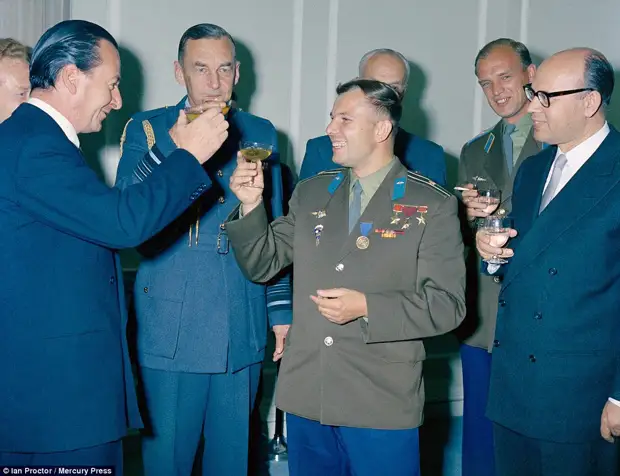 Майор Юрий Гагарин на приёме, устроенном в его честь в военно-воздушном министерстве Великобритании. 13 июля 1961 года.
