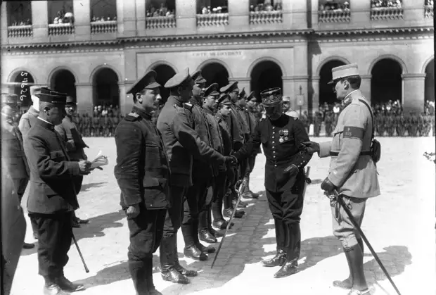 Генерал Кузен награждает бежавших из германского плена российских военнослужащих. Париж. Третья Французская республика. 1915 год.