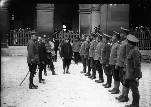 Генерал Кузен награждает бежавших из германского плена российских военнослужащих. Париж. Третья Французская республика. 1915 год.
