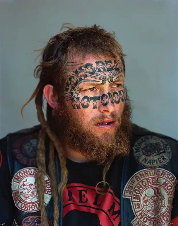 Татуированный участник банды Mongrel Mob.