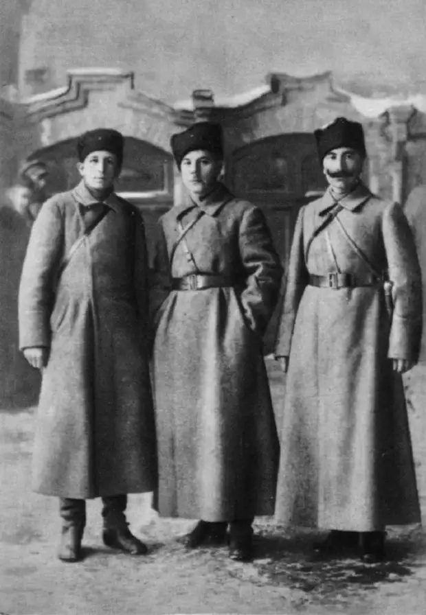 К. Е. Ворошилов, С. М. Буденный и А. С. Бубнов. 1919 год. 