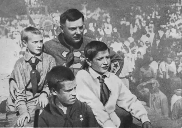 С пионерами города Луганска. СССР, 1927 год.